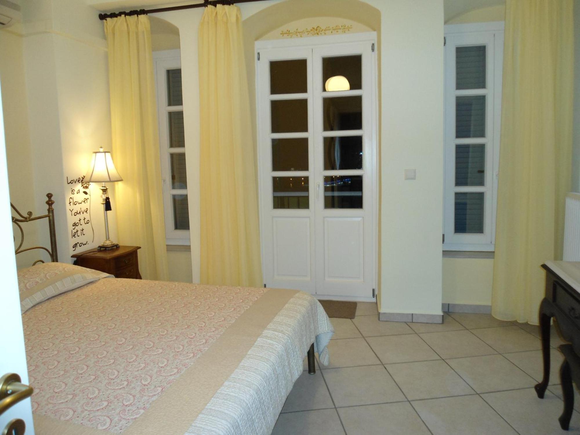 Antouanetta Apartments Ermoupoli Buitenkant foto